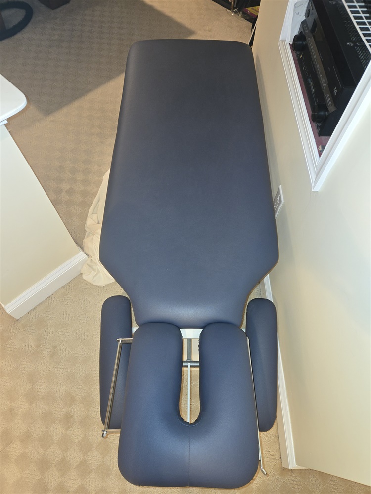 Earthlite adjusting/therapy table