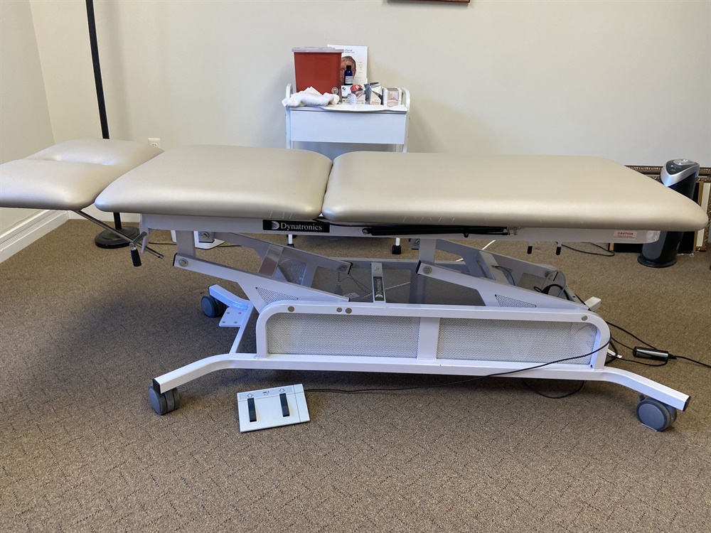 1 dynatronics motorized treatment table 6’6 long